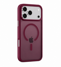 Capa 1 Kase New Evo para iPhone 18 Pro na cor bordô com tecnologia MagSafe, acabamento fosco e aro de câmera em metal.
